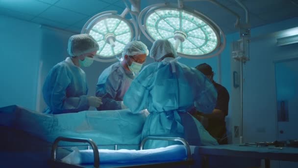 Four People Surgical Room Discussing Performing Stomach Surgery Patient — Video Stock