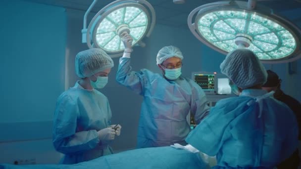 Ένας Χειρουργός Φτιάχνει Έναν Προβολέα Και Τον Προσαρμόζει Ώστε Έχει — Αρχείο Βίντεο