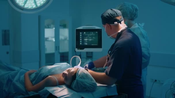 Anesthesiologist Taking Woman Who Patient Her Vitals Preparing Her Surgery — Vídeo de Stock