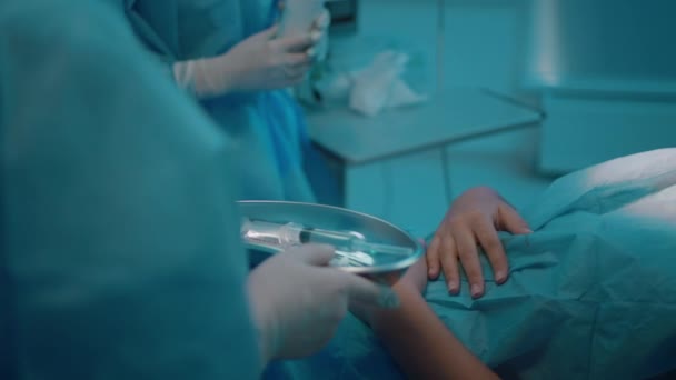 Close Shot Nurse Holding Tray Full Surgical Equipment Surgeon Use — Vídeo de Stock