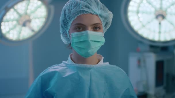 Close Shot Charismatic Medical Nurse Wearing Full Scrubs Staring Straight — Stok video