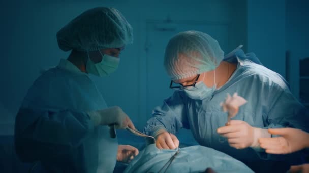 Ένας Άντρας Χειρουργός Και Γυναίκα Βοηθός Του Χειρουργούν Έναν Ασθενή — Αρχείο Βίντεο