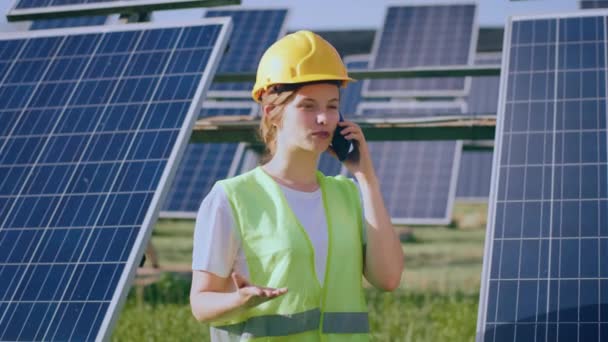 Good Looking Engineer Woman Photovoltaic Solar Farm Speaking Her Smartphone — Vídeo de Stock