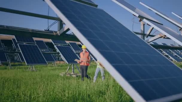 Solar Panels Park Walking Photovoltaic Solar Panels Engineer Investors Analysing — Stock videók