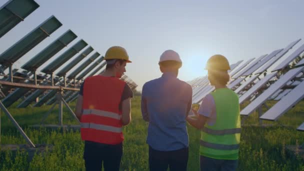 Taking Video Sunset Back Photovoltaic Solar Farm Walking Solar Panels — Vídeo de stock