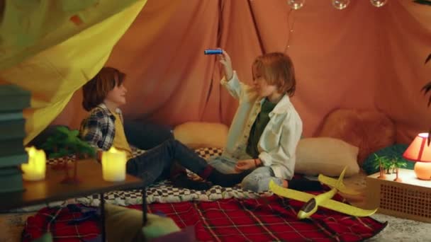 Два Мальчика Похожих Возрасту Играют Крытой Палатке Возятся Фонариком — стоковое видео