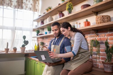 Mutfakta çok kültürlü bir çift için mükemmel bir sabah. Birlikte sağlıklı bir kahvaltı hazırlarken tartışıyorlar..