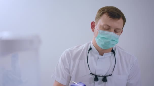 Good Looking Man Dentist Protective Mask Explains Patient Process Work — Stok video