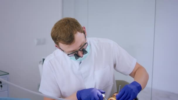 Dental Clinic Dentist Check Cavities Patient Using Dental Instrument Find — Vídeo de stock