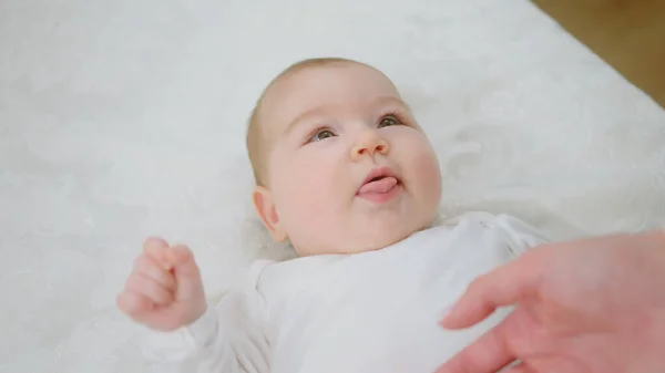 Voor Camera Close Schattige Baby Erg Grappig Genieten Van Het — Stockfoto