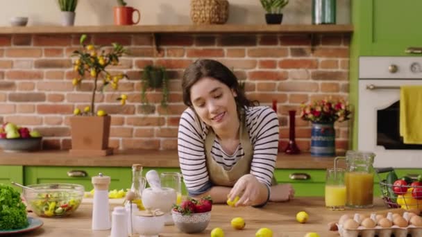 Happy Enthusiastic Lady Her Modern Kitchen Island Enjoy Time Alone — Vídeos de Stock