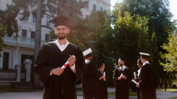 Davanti Alla Telecamera Laureato Ragazzo Con Tappo Laurea Posa Davanti — Foto Stock