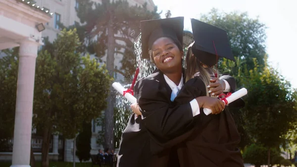 College Garden Amazing Two Best Friends Ladies Students Graduates Posing — Foto Stock