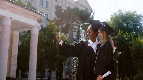 Modernen College Garten Posieren Abschlusstag Vor Der Kamera Multirassische Studentinnen — Stockfoto
