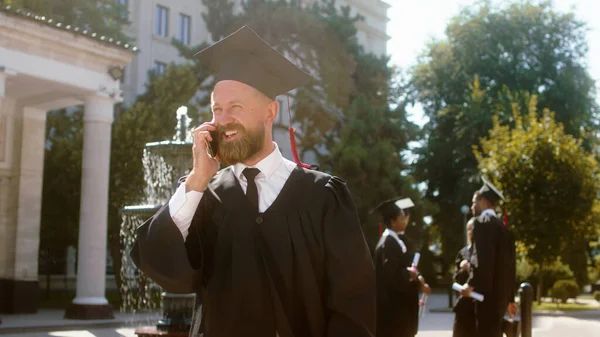 Good Looking Man Chin Graduate College Garden Take His Smartphone — Stok fotoğraf