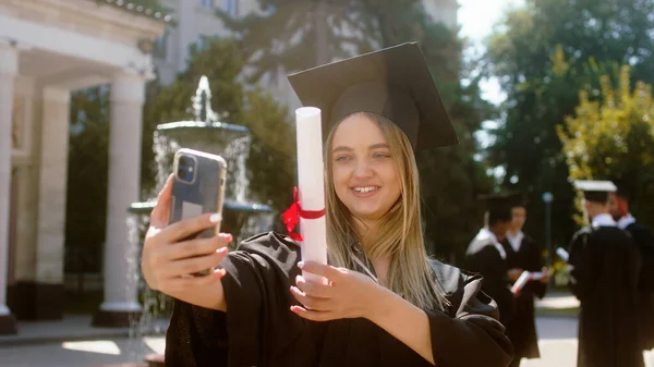 Graduation Day College Garden Student Lady Graduate Using Smartphone Make — Zdjęcie stockowe