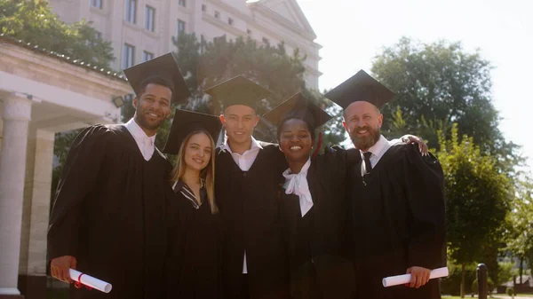 Modern College Trädgård Grupp Multiracial Studenter Utexaminerade Poserar Upphetsad Framför — Stockfoto