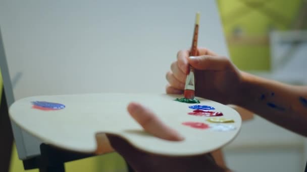 Good Looking Painter Man Painting Canvas Beautiful Picture Using Colour — Vídeo de Stock