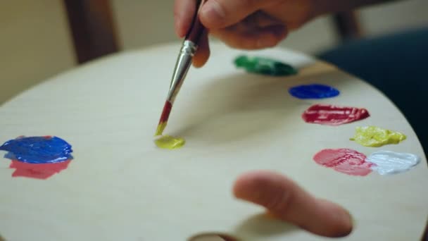 Painter Man Mixing Two Colours Yellow Pink Colour Palette Form — Vídeo de Stock