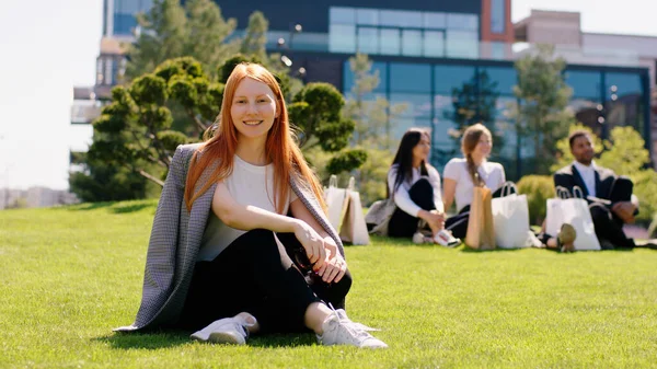 Дуже Чудова Студентська Леді Позує Перед Камерою Посміхається Великим Обідній — стокове фото