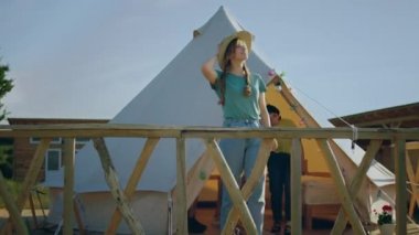 Çok çeşitli bir arkadaş grubu bir çadırda kalıyor ve ufka bakıyor. 4k