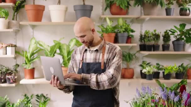 Charyzmatyczny Przedsiębiorca Kwiaciarni Pracujący Swoim Laptopie Szczęśliwy Uśmiechnięty Duży Następnie — Wideo stockowe
