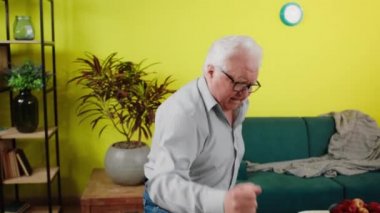 Karizmatik ve yakışıklı yaşlı adam evde tek başına dans ediyor. Genç ve heyecanlı hissetmenin tadını çıkarıyor. ARRI 'de çekilen