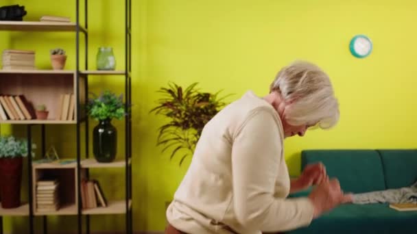 Una Anciana Guapa Muy Emocionada Feliz Bailando Sola Casa Sala — Vídeo de stock