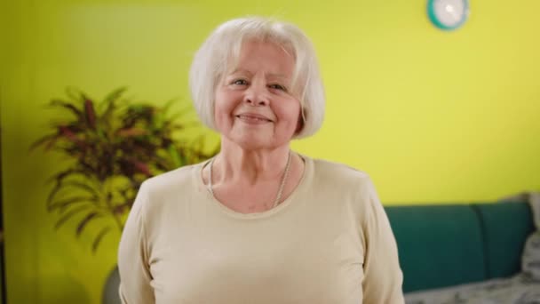 Ποζάροντας Μπροστά Από Την Κάμερα Χαμογελώντας Μεγάλη Όμορφη Ηλικιωμένη Γυναίκα — Αρχείο Βίντεο