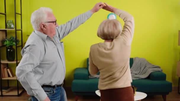 Στο Σπίτι Στο Σαλόνι Ρομαντικό Ηλικιωμένο Ζευγάρι Χορεύουν Μαζί Απολαύσετε — Αρχείο Βίντεο