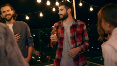 Bir grup çok ırklı insan akşamları parti yapar. Birbirlerine beşlik çakar ve arkadaşlarıyla şampanya içerek eğlenirler..