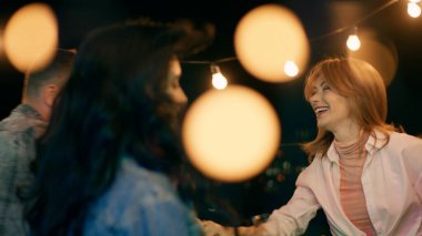 Yakışıklı bir grup arkadaş gece eğlencesine partide dans ediyor ve terasta vakit geçiriyorlar..