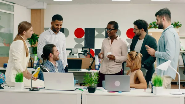 Multiethnische Büroangestellte Und Manager Einem Großen Bürozentrum Unterhalten Sich Sie — Stockfoto