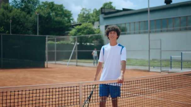Konzept Des Profisports Charismatischen Gutaussehenden Tennisspieler Kerl Posiert Vor Der — Stockvideo