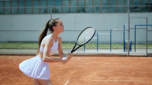 Día Soleado Carismático Jugador Tenis Profesional Mujer Golpeando Duro Pelota — Vídeo de stock