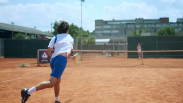 Zwei Tennisprofis Die Für Die Meisterschaft Trainieren Fangen Den Ball — Stockvideo