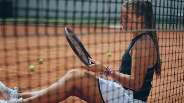 Proche Caméra Prenant Vidéo Travers Filet Tennis Joueuse Tennis Professionnelle — Video