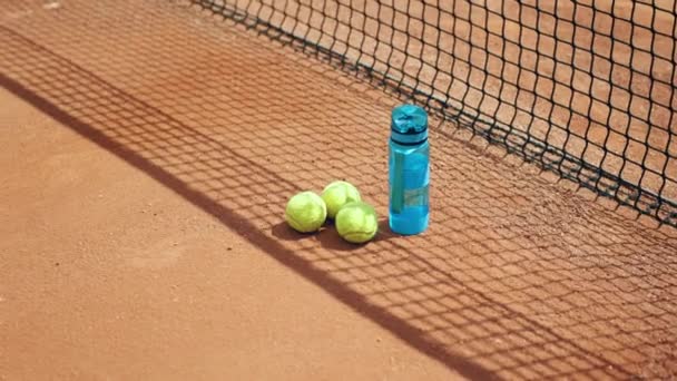 테니스장의 카메라 앞에서 테니스 비디오 클로즈업을 — 비디오