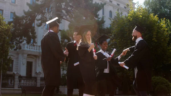 Buon Giorno Laurea Uno Studente Multirazziale Che Balla Sente Eccitato — Foto Stock