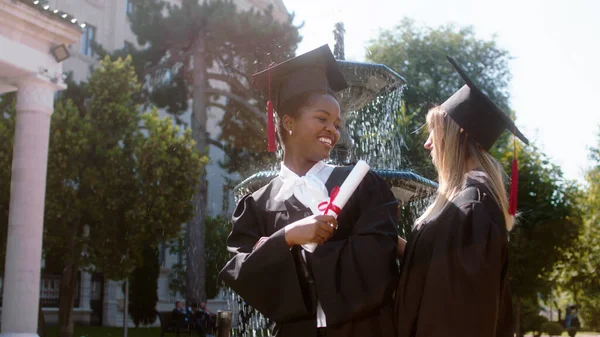 Eine Schöne Multirassische Zwei Studentinnen Der Abschlussfeier Glücklich Umarmen Einander — Stockfoto