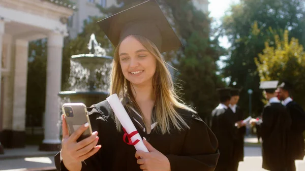 Leende Stor Söt Dam Student Smartphone Hon Gör Video För — Stockfoto