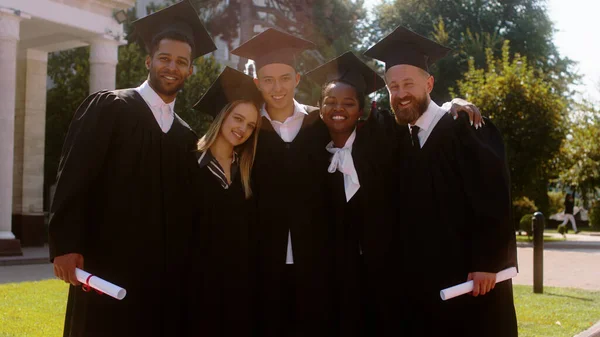Perfekt Solig Dag Efter Examen Grupp Multiracial Studenter Utexaminerade Poserar — Stockfoto