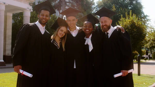 Día Soleado Perfecto Después Graduación Grupo Estudiantes Multirraciales Graduados Posando — Foto de Stock