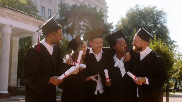 Graduation Dag Grupp Mogna Och Unga Studenter Multiracial Glada Diskutera — Stockfoto