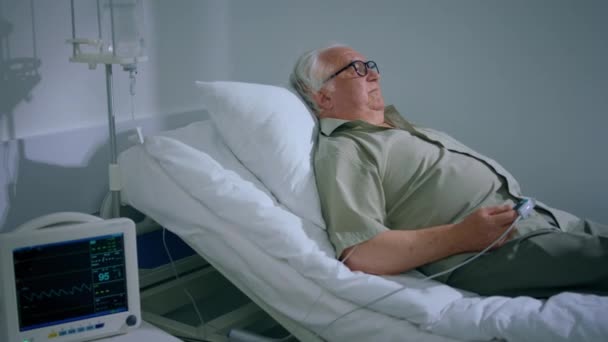 Szpitalu Pacjent Staruszek Odpoczywający Łóżku Jedzący Badań Kontrolnych Nosił Oksymetr — Wideo stockowe