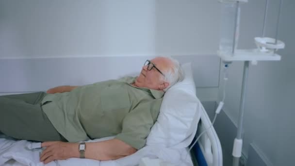 Quarto Hospital Paciente Velho Enquanto Deitado Cama Tem Dedo Monitor — Vídeo de Stock