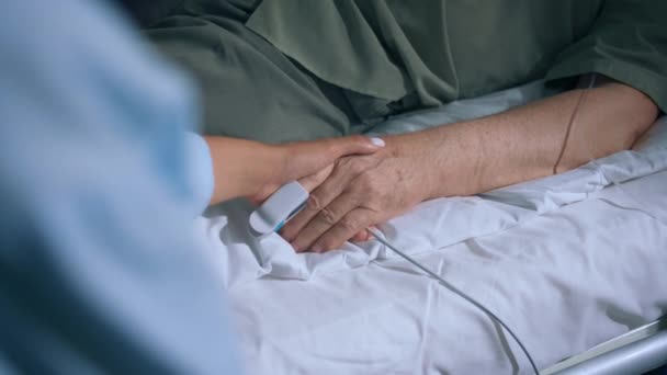 Zbliżenie Kamery Rejestrującej Wideo Szpitalu Staruszek Leżący Łóżku Noszący Tętno — Wideo stockowe
