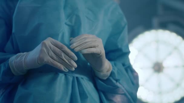 Operačním Sále Nemocnice Zachycuje Detaily Videa Chirurga Speciálním Vybavením Ochrannými — Stock video