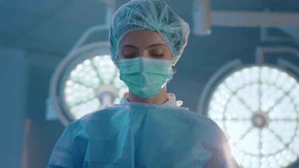 Primer Plano Captura Vídeo Cirujano Asistente Mujer Sala Operaciones Posando — Vídeo de stock