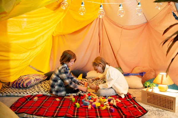 Zwei Modern Gekleidete Kinder Spielen Begeistert Mit Spielzeugflugzeugen Einer Großen — Stockfoto